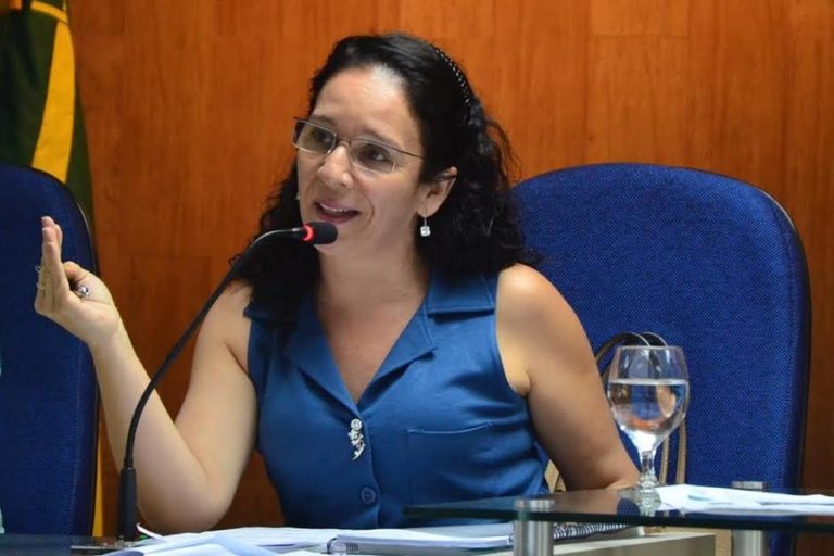 Secretária de Educação de CG se apresenta à PF após mandado de prisão