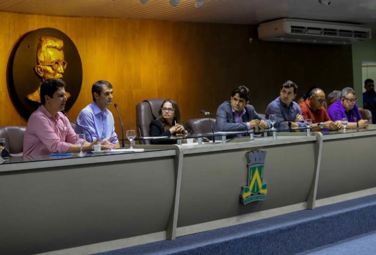 Romero vai à CMCG e entrega projeto que regulamenta funcionamento de aplicativos de transporte em Campina Grande