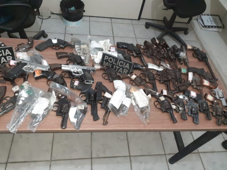 Bandidos roubam mais de 60 armas do Fórum de Alagoa Grande; Um acaba baleado