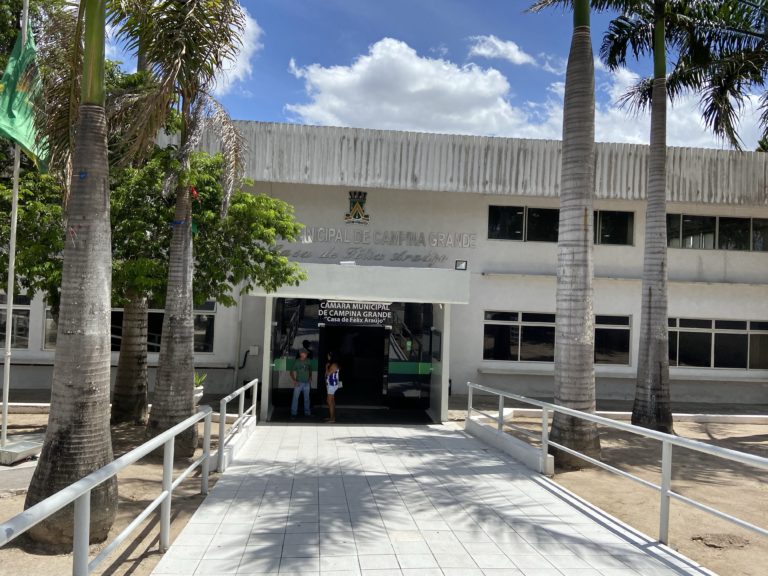 Vereadores fazem reunião de portas fechadas na CMCG; “palanque” voltou à pauta