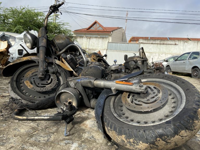 Motocicletas de luxo são encontradas queimadas em CG