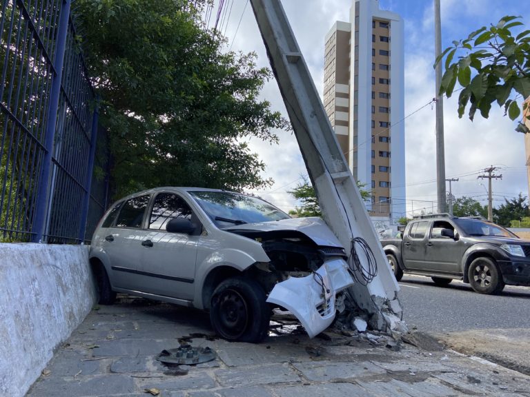 Motorista perde controle e bate em poste próximo a UFCG