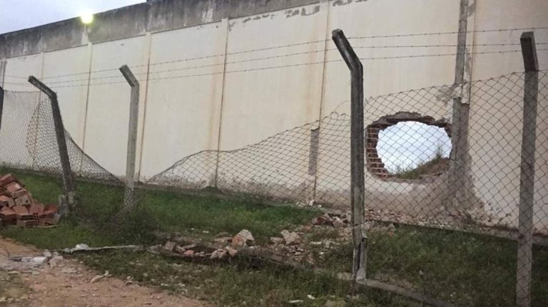 Bandidos explodem presídio e 27 fogem em PE