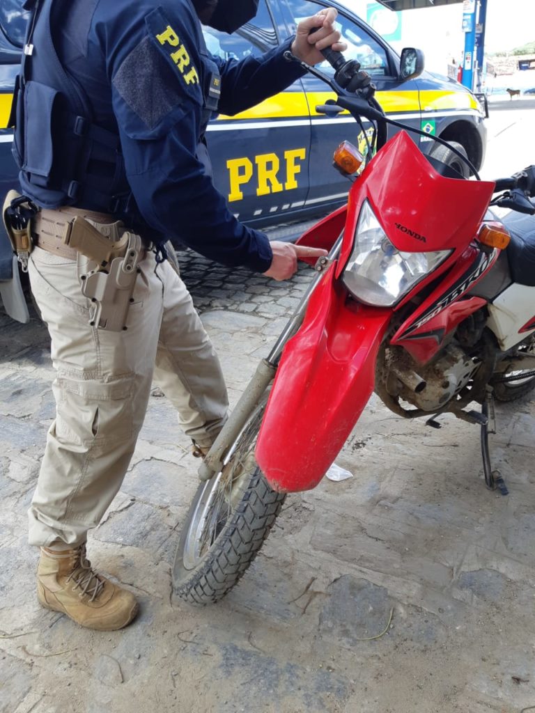 PRF recupera moto roubada em João Pessoa; Veículo estava clonado e com placa de outra moto