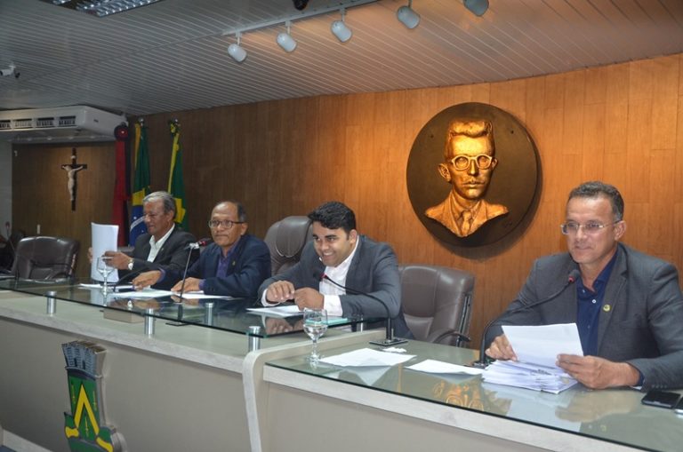 Vereadores debatem e aprovam dezenas de requerimentos em sessão ordinária