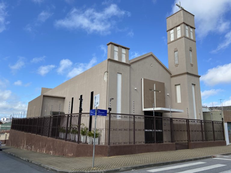 Bandido furta R$8 mil de igreja enquanto padre celebrava missa em CG