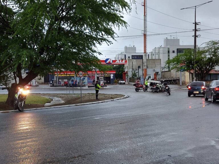 Motorista capota veículo em rotatória de CG nesta quarta