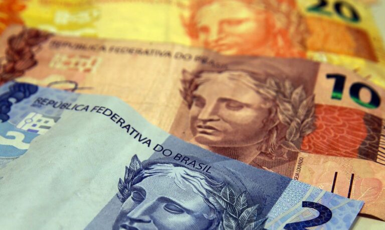 Salário mínimo em 2021 vai ter reajuste menor por conta da pandemia; veja novo valor