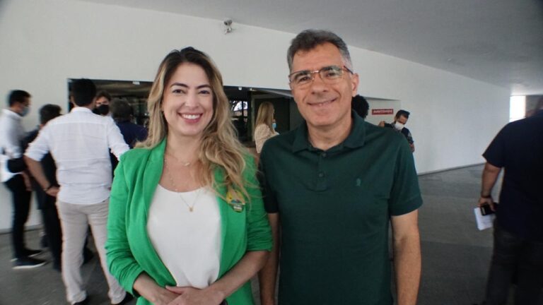 Bolinha e Annelise prometem PCCR a profissionais da enfermagem de CG