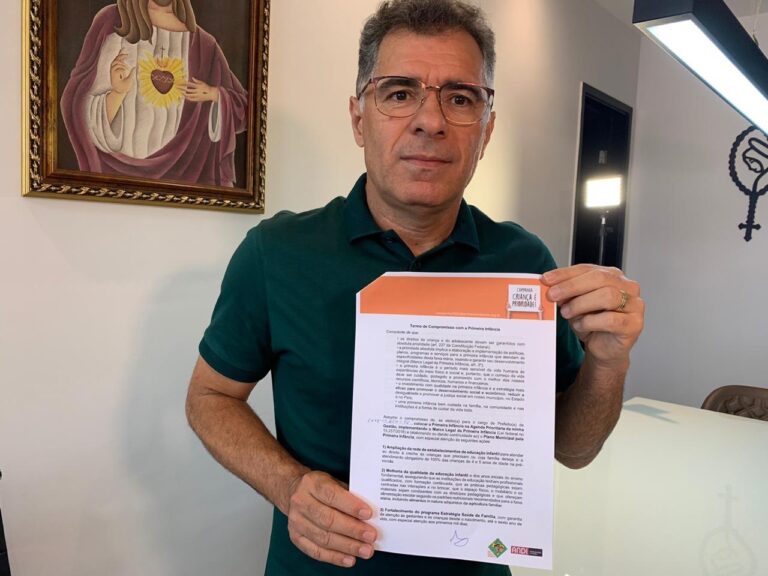 Bolinha assina termo de compromisso com a primeira infância