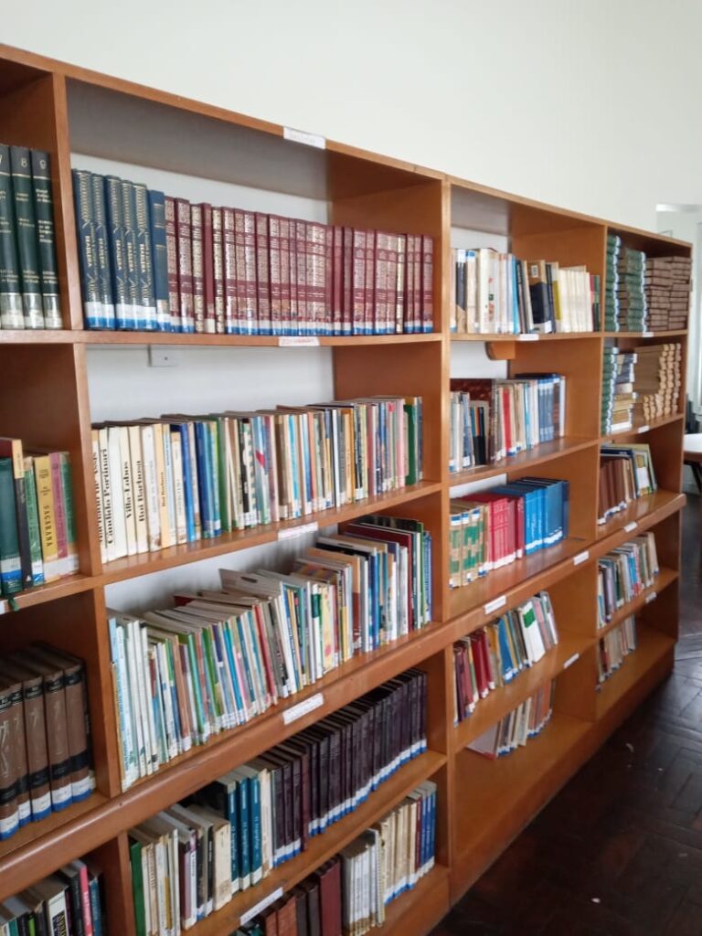 Biblioteca municipal de CG volta a funcionar apenas com o empréstimo de livros
