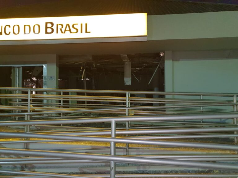 Quadrilha explode agência do Banco do Brasil em Juazeirinho durante a madrugada; Veja fotos