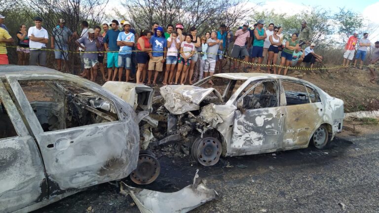 Quatro pessoas morrem carbonizadas em acidente entre Teixeira e Desterro; Veja vídeo