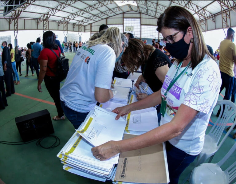 REALIZAÇÃO: moradores do Aluízio Campos começam a receber contratos registrados em cartório