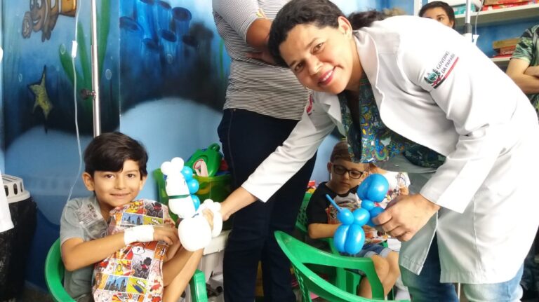 Crianças internadas no Hospital de Trauma recebem visita do Papai Noel nesta quarta-feira