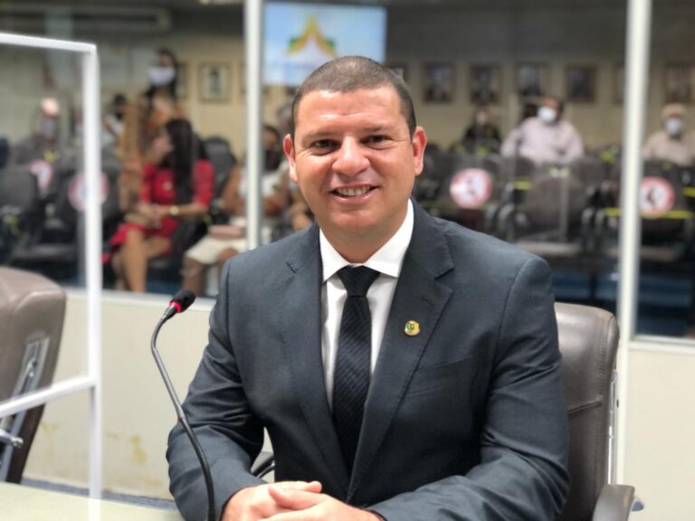 Dinho protocolou primeiros projetos de nova legislatura antes de licença para assumir secretaria