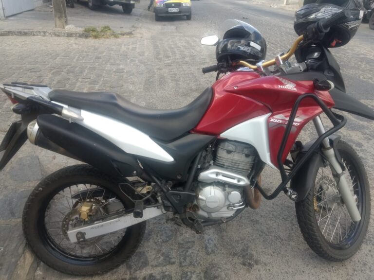 Mulher tem moto tomada por assalto no Centro de Campina Grande