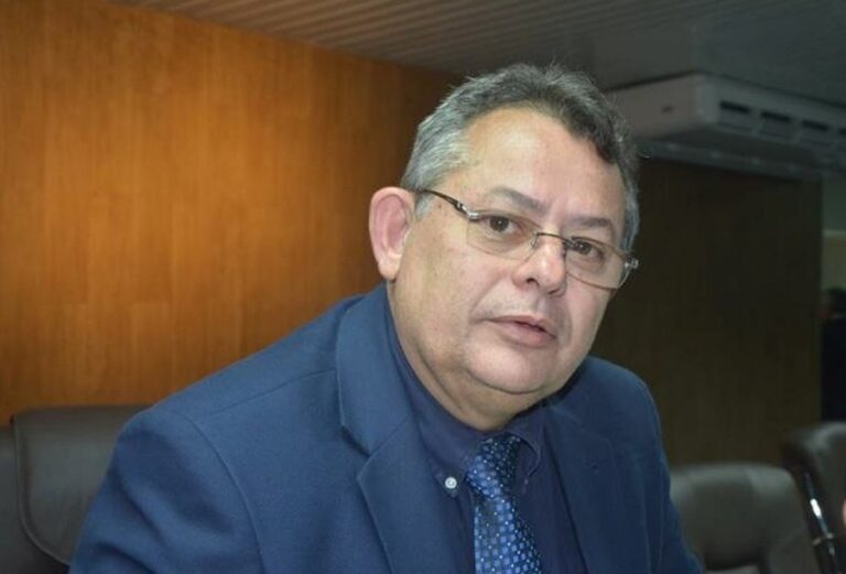 Pimentel vence Covid-19 e recebe alta depois de mais de um mês internado