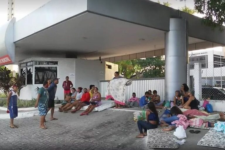 Grupo acampa em frente a prefeitura de João Pessoa por auxílio moradia