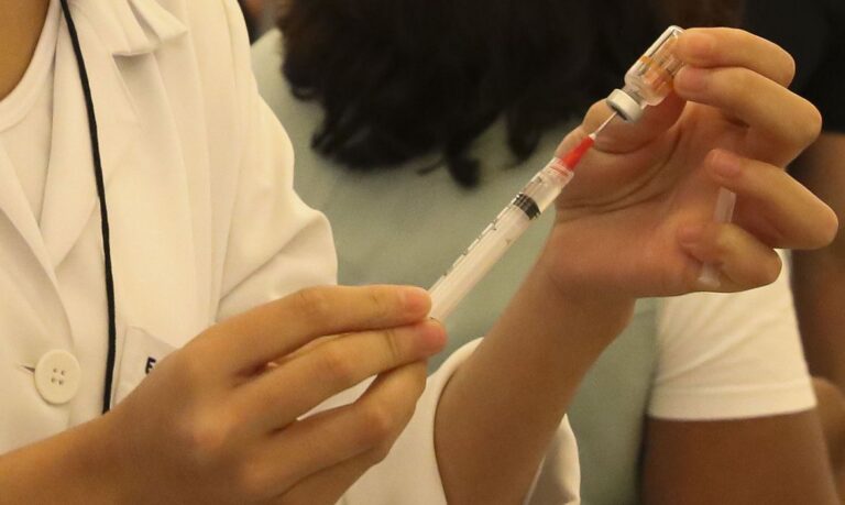 Insumos para CoronaVac devem chegar ao Brasil até início de fevereiro, prevê Butantan