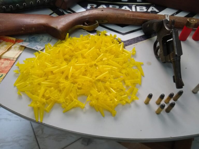 Homem é presos suspeito de roubos e tráfico de drogas no Cariri; Armas são apreendidas