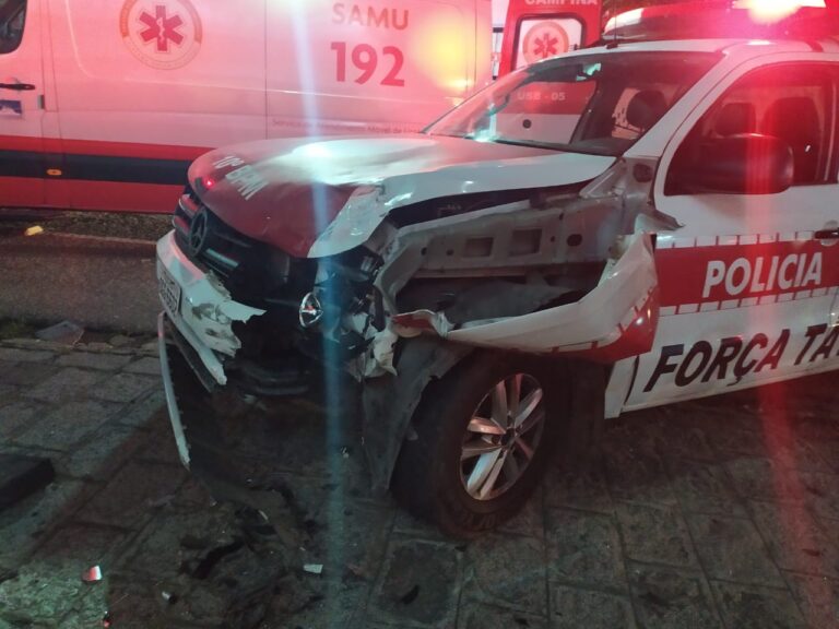 Um morre e outro fica ferido após colisão em viatura durante perseguição policial em Campina Grande