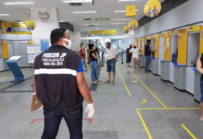 Agências bancárias são multadas por aglomerações na Paraíba