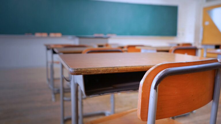 Aulas presenciais da rede estadual de ensino são adiadas por conta de aumento de casos de Covid-19