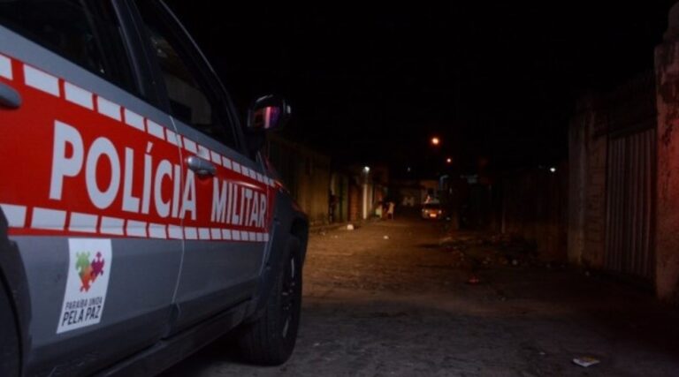 Homem é executado com mais de 10 tiros de pistola no Sertão e carro usado no crime é incinerado