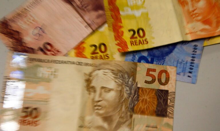 Endividamento de famílias brasileiras cresce e chega a quase 70% em janeiro, aponta pesquisa