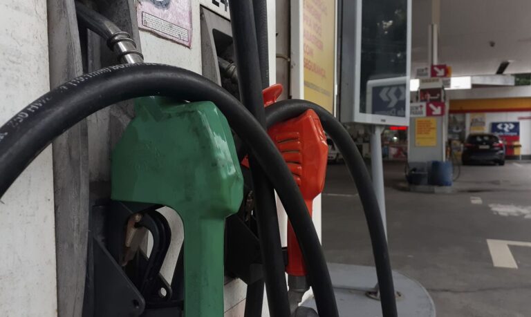 Gasolina e diesel ficam 11 centavos mais baratos a partir desta quinta nas refinarias