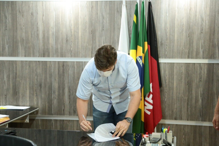 Bruno assina decreto com medidas emergenciais de combate à Covid-19 em CG
