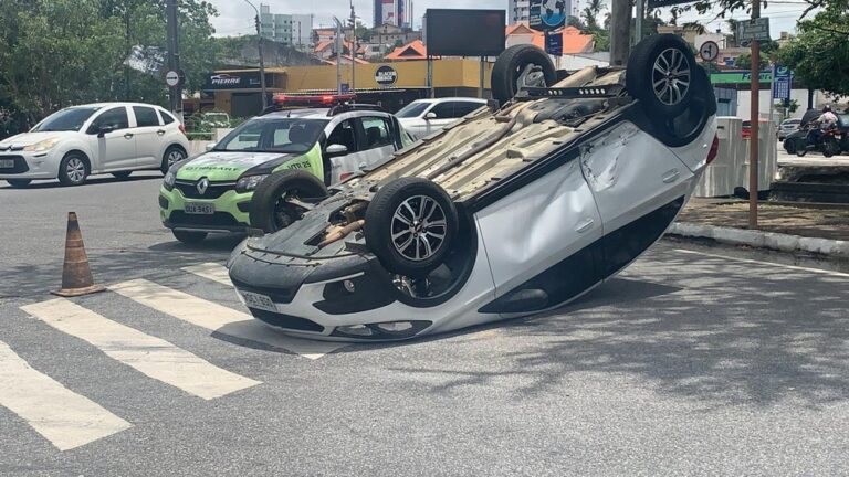 Carro de paróquia capota após colisão em Campina Grande