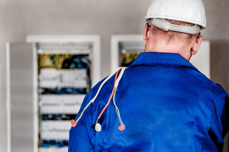 Eletricista morre após sofrer descarga elétrica no Sertão