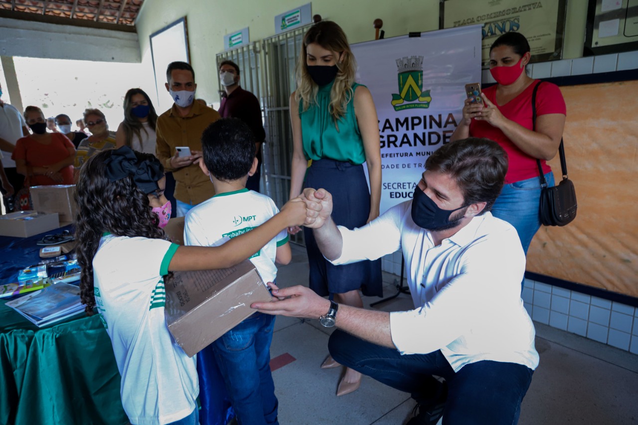 Prefeito faz entrega simbólica de mil kits para alunos da rede municipal de Campina Grande