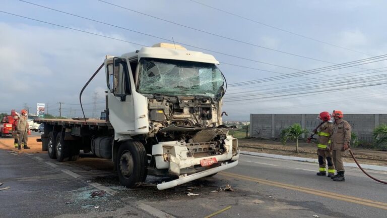 Uma pessoa fica ferida após colisão entre caminhões em Campina Grande