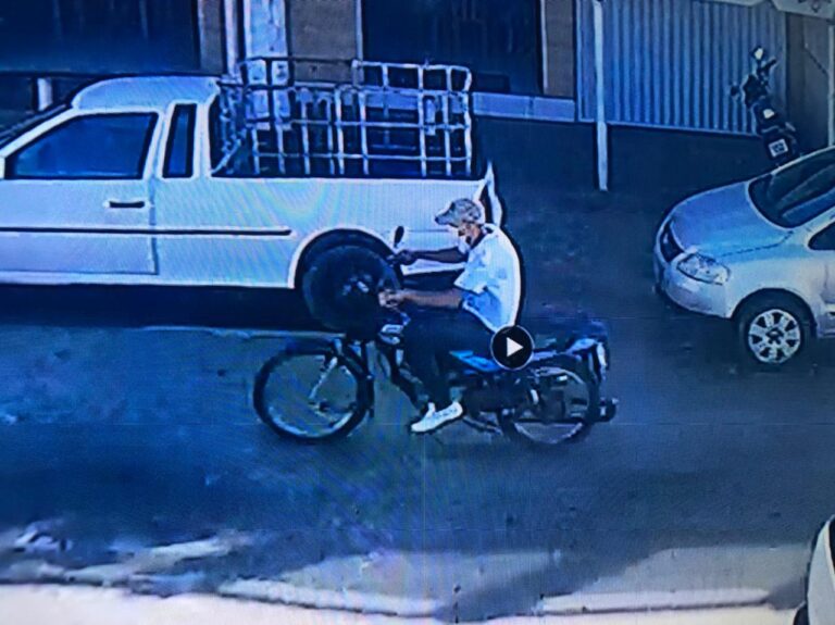 INSEGURANÇA: Agricultor tem moto furtada durante a feira de Puxinanã; Veja imagens de homem utilizando o veículo da vítima
