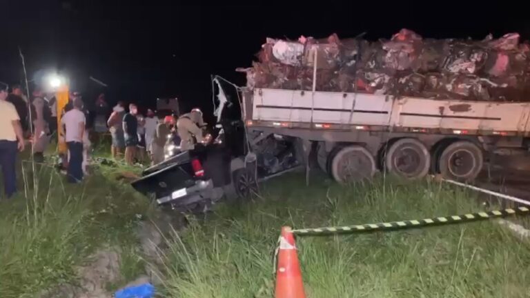 Motorista fica preso às ferragens após acidente envolvendo carreta e caminhonete na PB