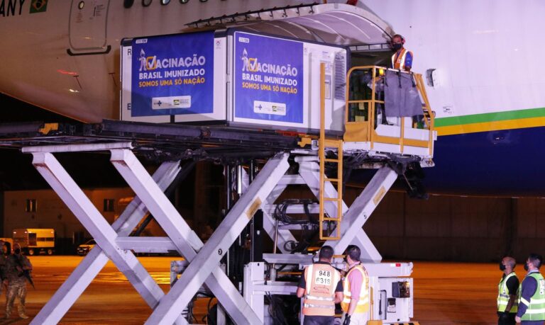 Brasil recebe hoje 3,8 milhões de doses da vacina Oxford/AstraZeneca; Veja balanço de doses recebidas até o momento