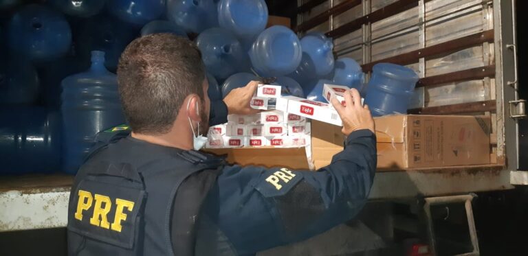PRF apreende carga de cigarros contrabandeados avaliada em R$1,2 milhão