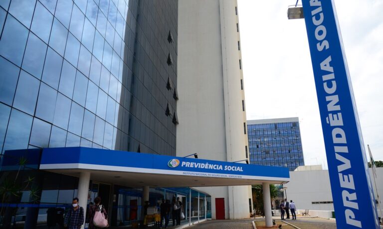 Décimo terceiro salário do INSS começa a ser depositado nesta terça; Veja calendário de pagamento