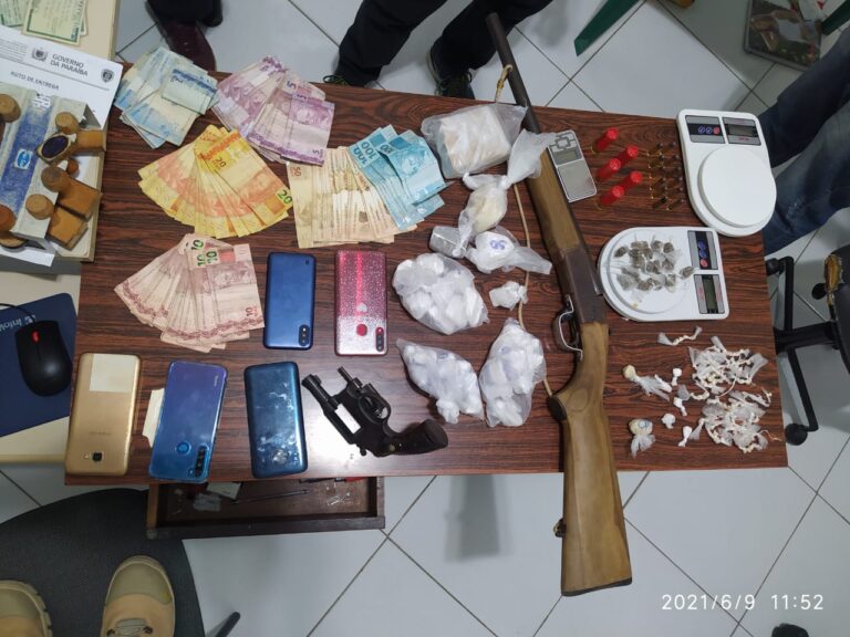 Trio suspeito de assalto em posto de combustíveis é preso com armas e drogas