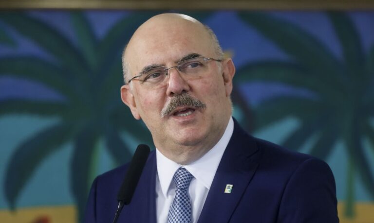 Ministro da Educação defende retorno de aulas presenciais