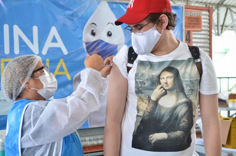 Campina Grande vacina 21+ e aplica segunda dose da Pfizer nesta sexta
