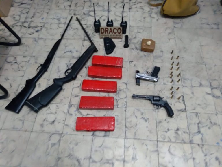 Bandido morto em confronto com a polícia mantinha fotos de crianças nuas e investigação apura rede de pedofilia