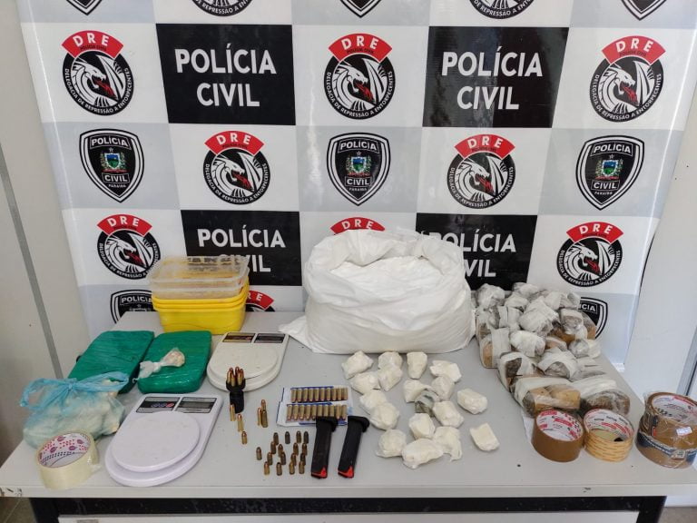Polícia apreende 10 quilos de drogas e prende mulher por abandonar filhos em “boca de fumo”; Veja vídeo