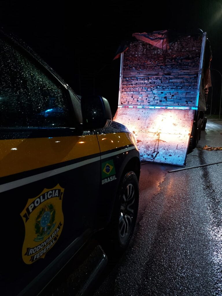 PRF apreende madeira irregular no município de Alhandra