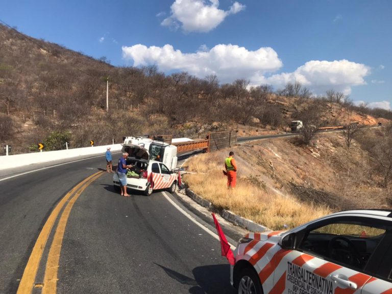 Caminhão que transportava pá éolica tomba na Serra de Santa Luzia