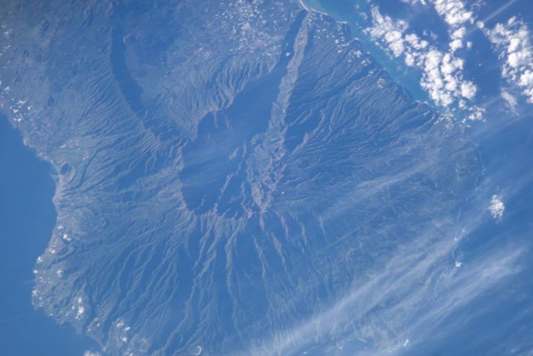 Vulcão capaz de gerar tsunami e atingir a Paraíba entra em alerta de erupção na costa da África
