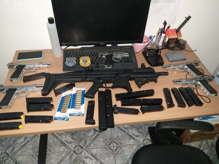 URGENTE: Suspeito de homicídios é preso com pistolas e até submetralhadora na PB